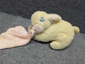 Vintage Baby Schlaflamm / Hase mit rosa Decke TB Trading Co. Plüsch Rassel - Bild 1 von 6