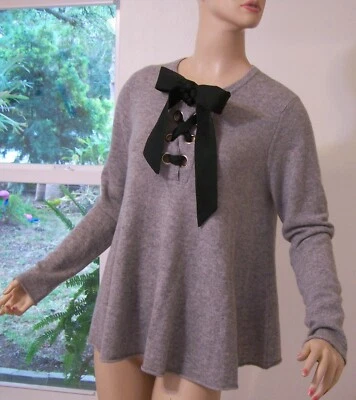 SUÉTER JERSEY OTOÑO CACHEMIR GRIS CLARO DOBLADILLO ACAMPANADO NEGRO SATINADO LAZO S PEQUEÑO Foto 1 de 4