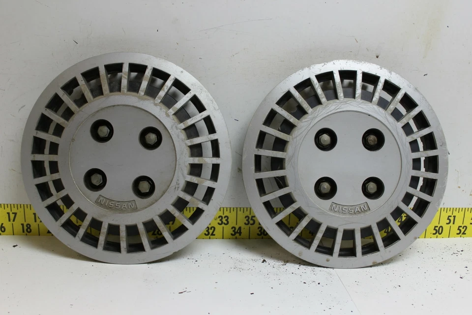 Conjunto de 2 tampas de cubo usadas OEM de 13 pol. 999JWB5000 1982-1986 Nissan Sentra (3359) - Imagem 1 de 4