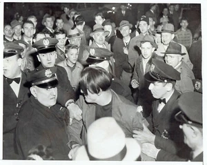 1949 Pressefoto Pittsburgh Polizei Verhaftung Zwischenrufer bei Kundgebung der Kommunistischen Partei - Bild 1 von 2