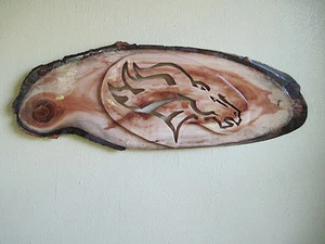 ESPOSITORE DA PARETE "DENVER BRONCO", LEGNO TAGLIATO A PERGAMENA, NUOVO - Foto 1 di 4