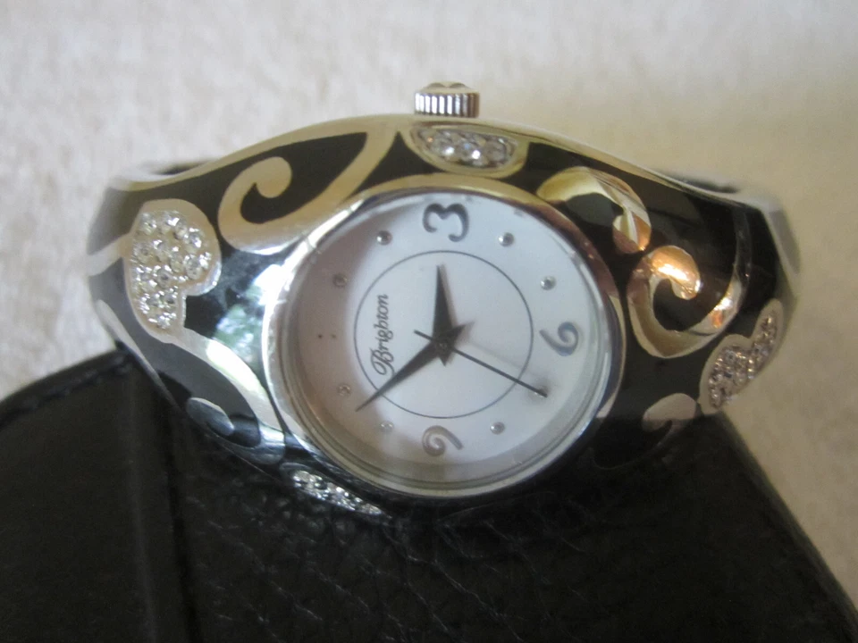 Часы наручные браслет на петлях сердце стразы черная эмаль Brighton Vacaville - Изображение 1 из 4