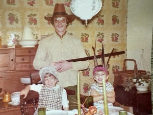 Sweet Holiday Snapshot Vintage 1974 Ringraziamento Padre e Bambini Vestire  - Foto 1 di 4