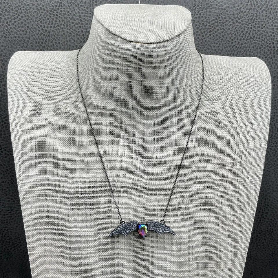 Ожерелье с подвеской в виде летучей мыши Betsey Johnson пушечный металл северное сияние со стразами готическое - Изображение 1 из 4