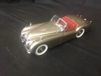 Danbury Mint Silver 1949 Jaguar XK120 1:24 Scale - Image 1 of 4