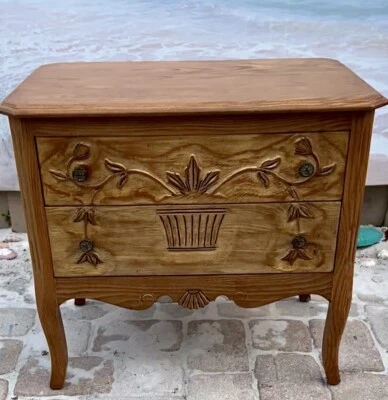 1940-е Davis Cabinet Co. Французское кантри 2 ящика прикроватный/торцевой столик - Изображение 1 из 4