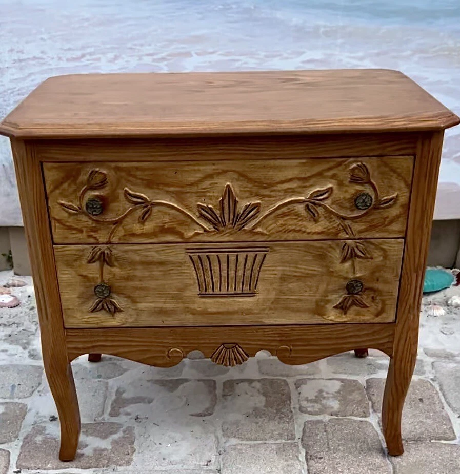 Mesita de noche/extremo Davis Cabinet Co. French Country años 40 con 2 cajones Foto 1 de 4