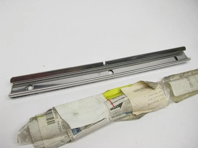 NUEVO OEM Delantero Izquierdo Tapa Blanda Retenedor Impermeable NA01-R1-471 Para 90-05 Miata Foto 1 de 3