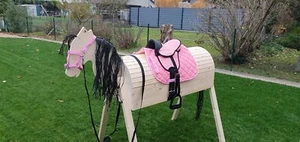 Holzpferd Voltigierpferd Holzpony Pferd Pony schwarze Flecht-Mähne + Sattel Rosa - Bild 1 von 7