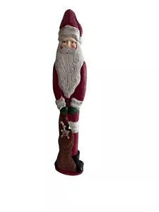 Estatuilla de madera de Papá Noel tallada a mano con detalles de oso de peluche y bastón de caramelo - Imagen 1 de 5