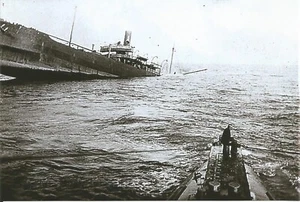 Foto 1. Weltkrieg Alliierte ** ** U-Boot versenkt Handelsschiff - Bild 1 von 1