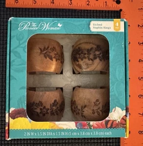 Juego de 4 servilleteros de madera florales grabados para mujer Pioneer marrón - Imagen 1 de 2