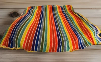 Lanzamiento vintage arco iris ganchillo a mano/afgano. Núcleo muy cottage. Talla Queen.  Foto 1 de 4