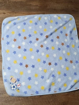 Manta estrella de felpa azul con estrellas y deportes Regent Baby Products Foto 1 de 4