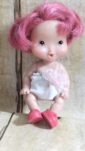 Muñeca Playmates Strawberry Shortcake Drink & Wet Berry Lil’ Babies Doll - Imagen 1 de 6