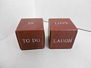 Juego de 2 pisapapeles cubo de cuero de 2 pulgadas "Amar, reír... y hacer, en..." - Imagen 1 de 8