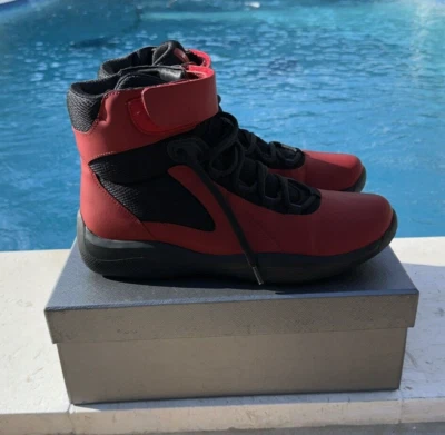 ZAPATILLAS ALTAS PRADA ROJAS Y NEGRAS CON CORDONES Talla 6M HECHAS EN ITALIA Foto 1 de 4
