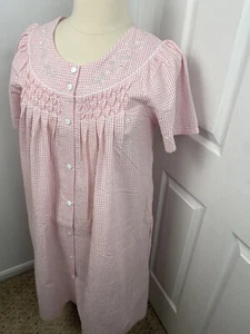 Miss Elaine Large Pink Seersucker Robe Embroidered Foral Shabbychic Cottagecore - Picture 1 of 9