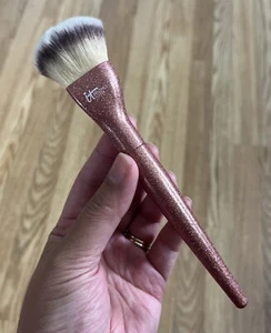 IT Cosmetics LOVE IS THE FOUNDATION *Limited Edition 2017 GLITTER HEART* Brush - Picture 1 of 4