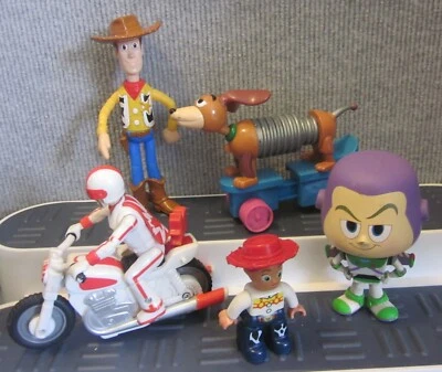 5 figuras surtidas de Disney Toy Story--Motocicleta, Woody, Jessie, Slinky Dog, Buzz Foto 1 de 4