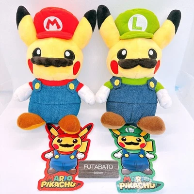 Juego de 2 Mario Pikachu Luigi Pikachu Peluche Pokemon Center Original... - Imagen 1 de 4