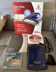 IOMEGA ZIP 250 USB EXTERNAL DISK DRIVE IN ORIGINAL BOX WITH MANUAL - Afbeelding 1 van 4