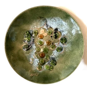 Sascha Brastoff MCM Esmalte Sobre Placa de Uva Cobre 8.5” Verde y Dorado Firmado - Imagen 1 de 3