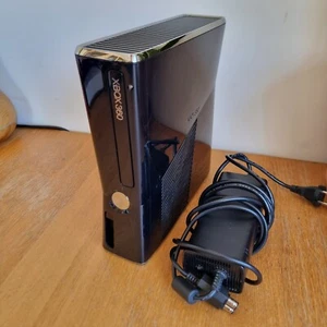 Console XBOX 360 Slim NERA 250GB con Alimentatore FUNZIONANTE - Imagen 1 de 12