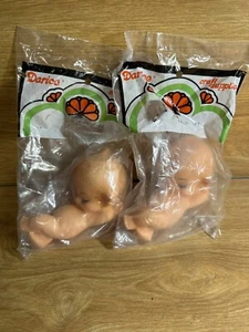 "Muñecas Darice Lying Baby 4"" x 3,5"" suministros artesanales No-D 190 Taiwán de colección lote de 2" - Imagen 1 de 12