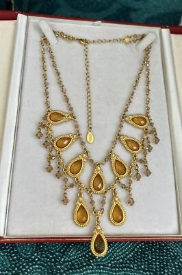 Firmado 2028 Desde 1928 Company Declaración Babero Collar Tono Dorado Muy Hermoso Foto 1 de 4