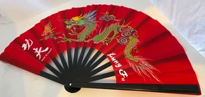 Abanico de mano grande de plástico Dragon Kung Fu para artes marciales rojo y negro hecho en Taiwán - Imagen 1 de 9