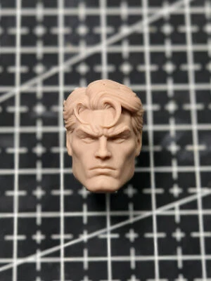 Figura de acción Mcfarlane tallada cabeza normal de Bruce Wayne de cómics sin pintar 1/12 Foto 1 de 3