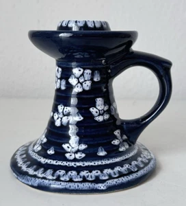 Gmundner Keramik Dirndl blau Kerzenhalter angeschlagen GK3091 (2510DE1) 09/25 - Imagen 1 de 8