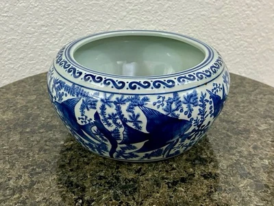 Antiguo cuenco floral de porcelana azul y blanco de la dinastía Qianlong para peces Koi Foto 1 de 4