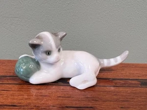 Art Deco Deutsche Metzler&Ortloff Porzellan Figur Kätzchen Katze Garnknäuel Kätzchen - Bild 1 von 5