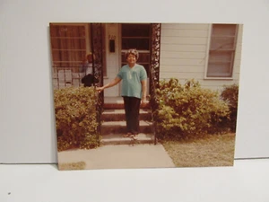 1982 VINTAGE FOUND PHOTOGRAPH COLOR ART ORIGINAL PHOTO AMERICANA COUPLE ON PORCH - Picture 1 of 4