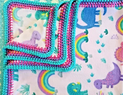 ФЛИСОВОЕ ДЕТСКОЕ ОДЕЯЛО ДИНОЗАВРЫ РАДУГИ ДИНОЗАВРЫ  - Изображение 1 из 4