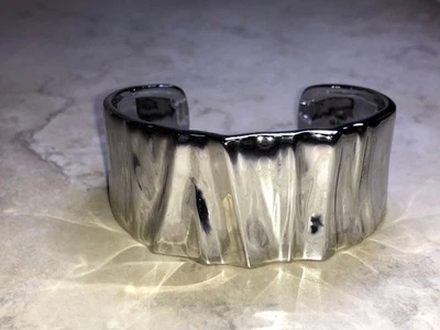 Brazalete ancho CHLOE e iSABEL esculpido tono plata - B095 Foto 1 de 4