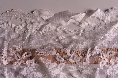 TELA POLIÉSTER BORDE FESTONEADO DOBLE ENCAJE FLORAL BEIGE 36X40 PULGADAS Foto 1 de 2