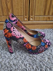 Tahari Brentwood Embroidered Boho Pump Heels Size 9M black in multicolored - Picture 1 of 7
