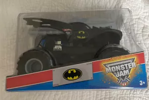2013 HOT WHEELS BATMAN MAX D MONSTER JAM DIE CAST, 1/24, NEW IN PACKAGE - Picture 1 of 5