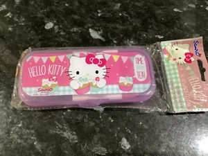 Nuevo en Paquete Nuevo Juego de Cubiertos de Plástico Rosa Sanrio Hello Kitty Tenedor y Cuchara en Estuche de Viaje - Imagen 1 de 4