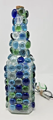 РЕДКАЯ ВИНТАЖНАЯ освещенная аптекарская квадратная бутылка 12 дюймов, украшенная синими/зелеными/прозрачными камнями - Изображение 1 из 4