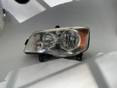 OEM | 2008-2016 Chrysler Town & Country Halogen Headlight (Left,Driver) Foto 1 de 4