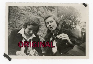 Orig Foto 30er Zwei schöne BDM Mädel in Uniform Kletterweste bei einer Rast - Bild 1 von 2