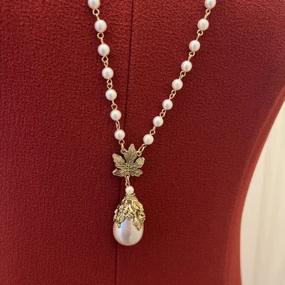 "Collar de 34"" de colección con colgante de perlas de imitación grandes de hoja dorada de 1928" Foto 1 de 4