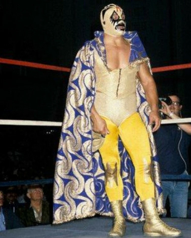 MIL MASCARAS 8X10 PHOTO WRESTLING PICTURE WWF IN CORNER - Image 1 of 1