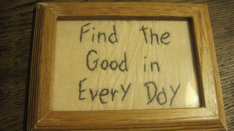 BORDADO Primitivo Costura 5x6" MADEIRA EMOLDURADA - ENCONTRE O BOM EM TODOS OS DIAS FOTO - Imagem 1 de 1