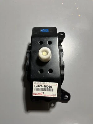 Genuine Lexus LX570 Land Cruiser Transmission Insulator Mounting 12371-38060 OEM - Image 1 of 4