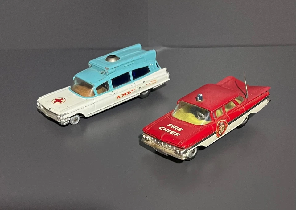 Corgi Toys  1:43 Fire Chief Chevrolet Impala Superior Ambulance Cadillac Chassis - Bild 1 von 4